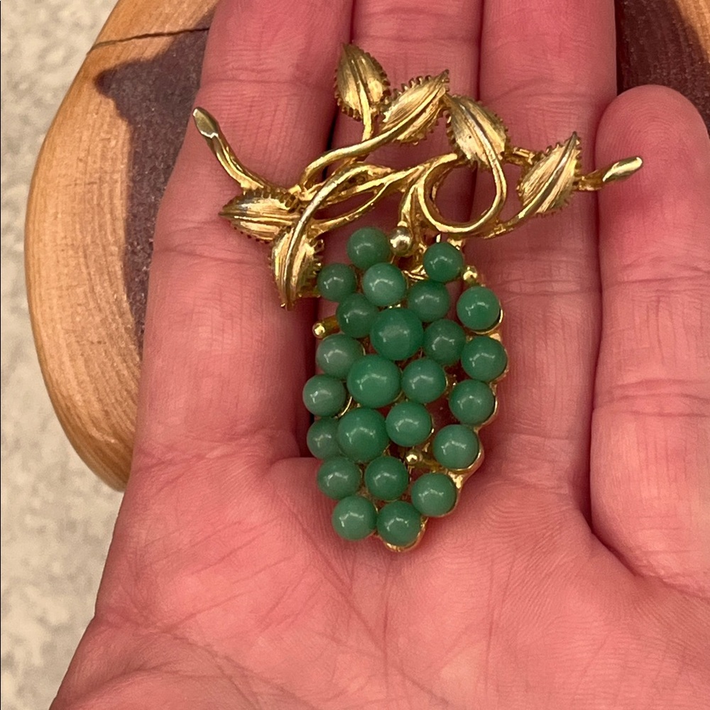 Green stone Grapes Cluster Brooch - Picture 8 of 8